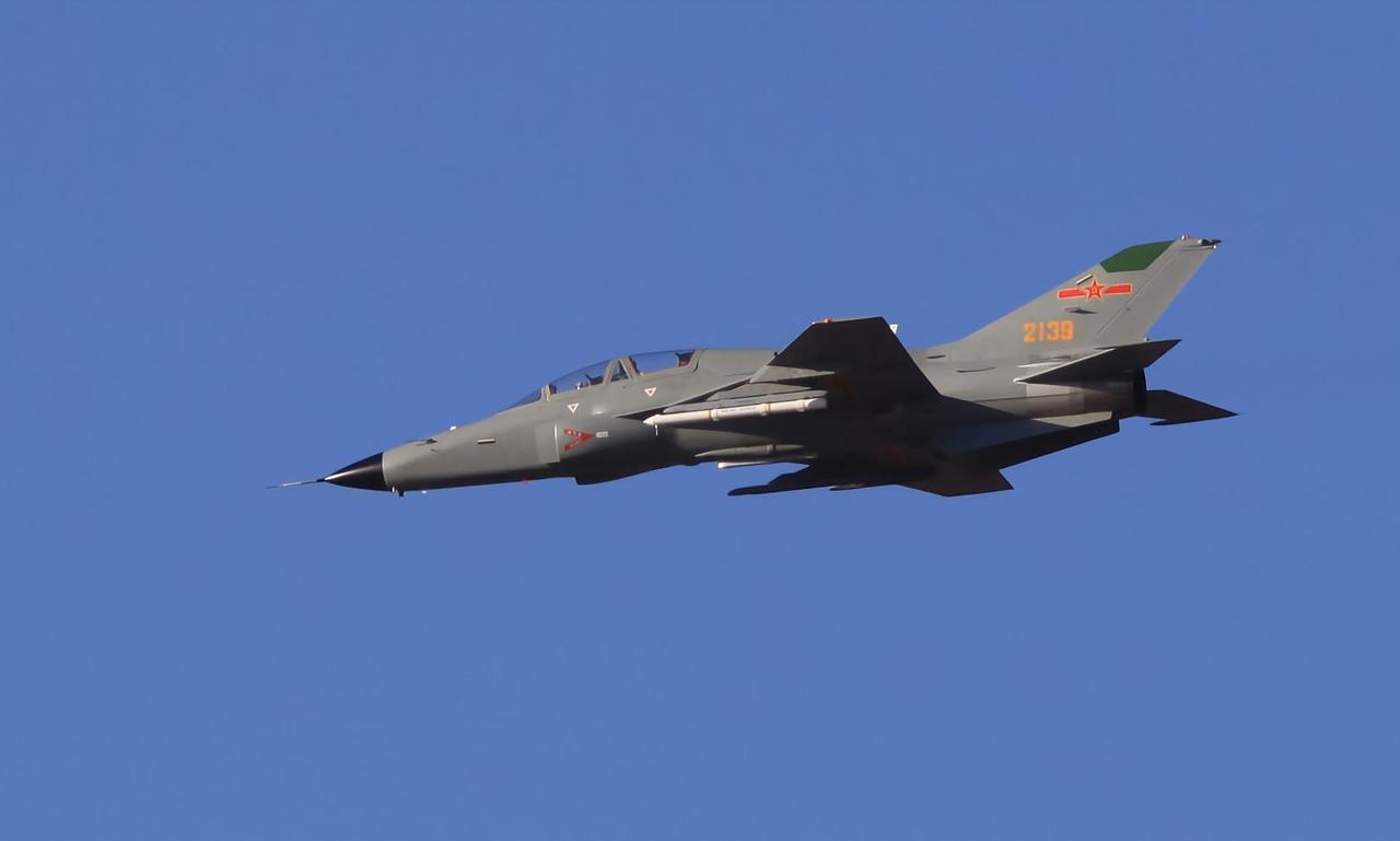 教九翼下挂着白色的训练弹，看不出是什么型号的，不像作战部队常用的现役导弹的蓝色训