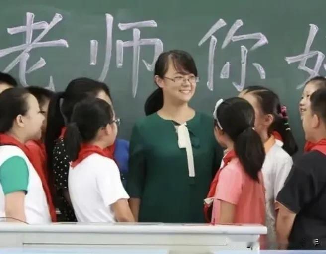 教无定法，那么管理班级，也就没有固定的办法。
有的老师就是用严格的办法管理班级的
