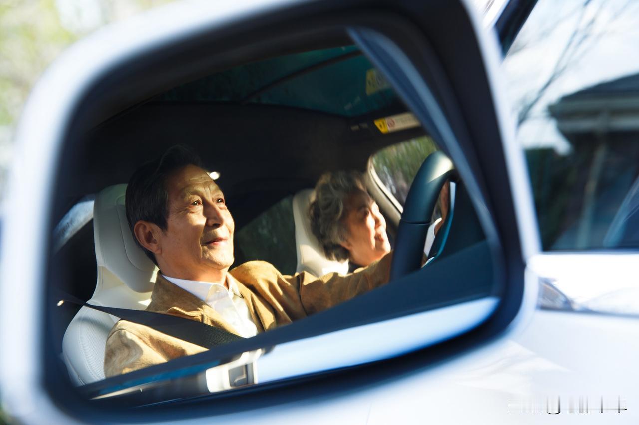 春节前腊月二十八，我和老伴带上行李前往杭州与女儿团聚。今年儿子一家去了桂林媳妇娘