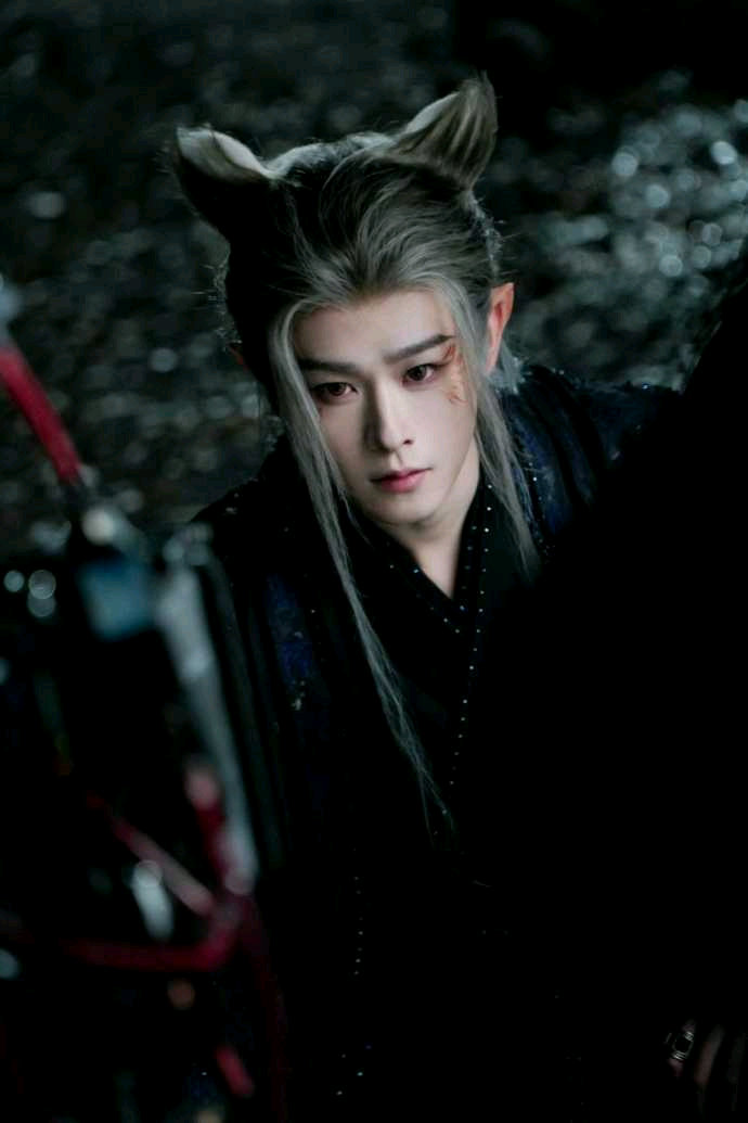 田嘉瑞发了露芜衣的晦月《月鳞绮纪》售后太绝！田嘉瑞晒露芜衣晦月照，配文加评论疯狂