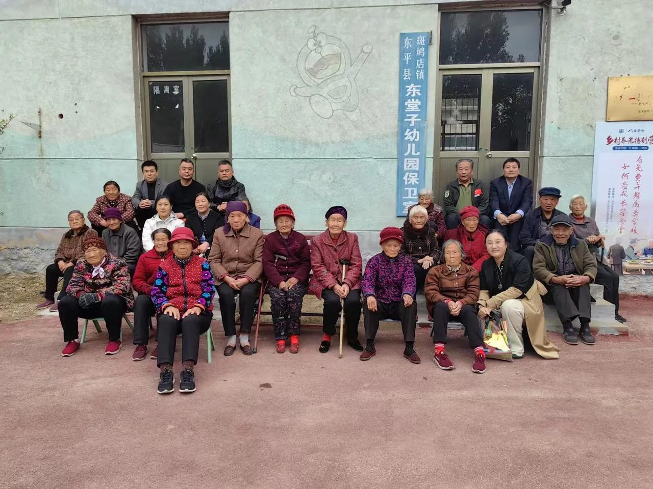 立冬后的东堂子村，有些风，和伙伴商量尽快修缮一个大教室，做一个