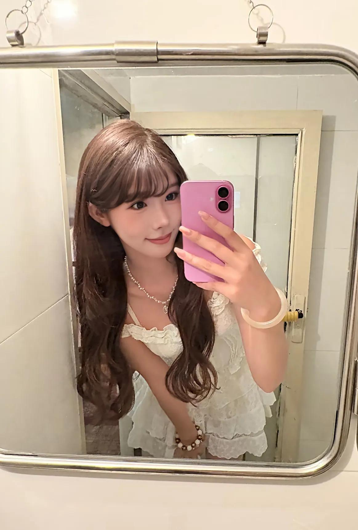 按照传统观念女生谈恋爱是必然的事，人类繁衍后代离不开这个环节。
但是如今的社会女