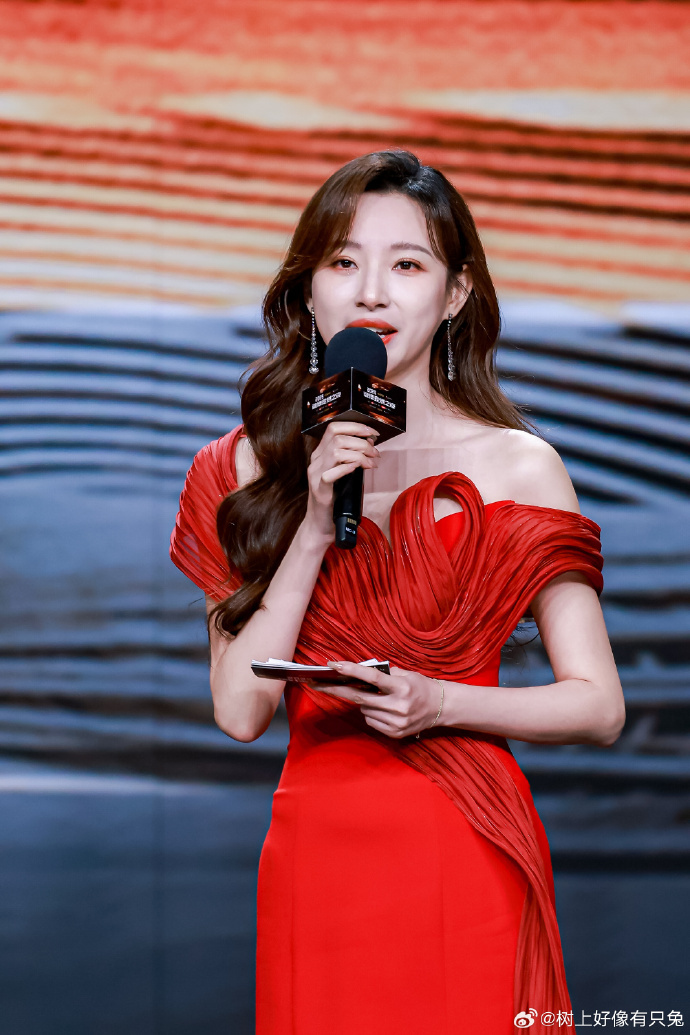 狠狠被马凡舒惊艳到了！ 这身红裙绝了～一字肩设计衬得肩颈线超优越，红裙褶皱像火焰