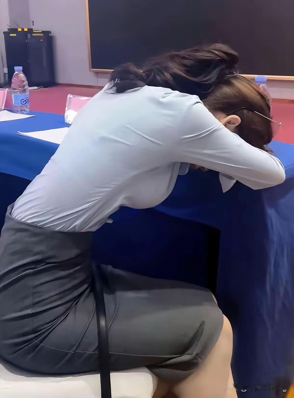 杭州这场酒局，看得无数打工人心里五味杂陈。女生已经下班，一通领导电话就要奔赴应酬