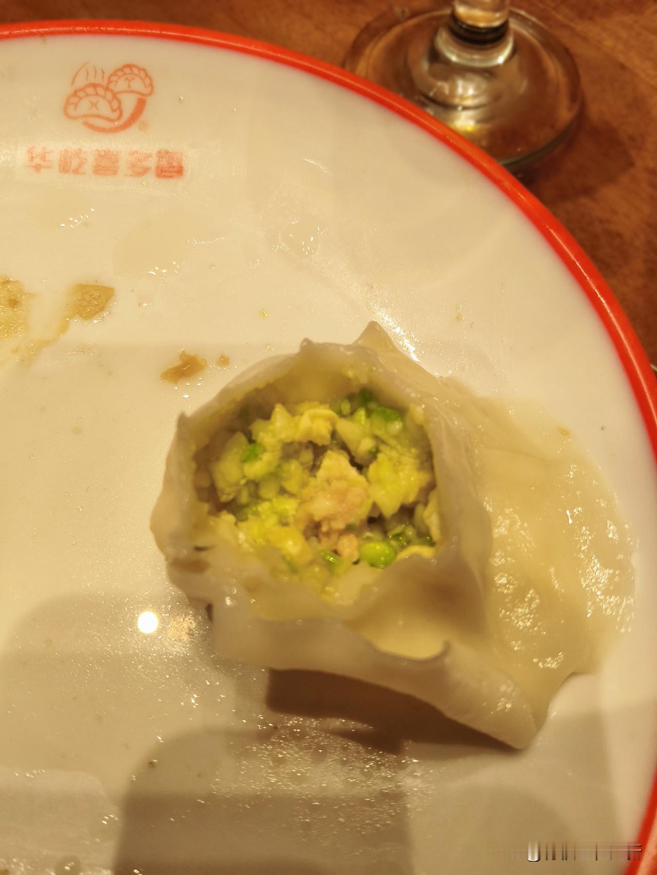 我六点多到，大厅里坐满了，有两口子吃饺子，有三四个人喝酒吃饺子，门口一个人，自己