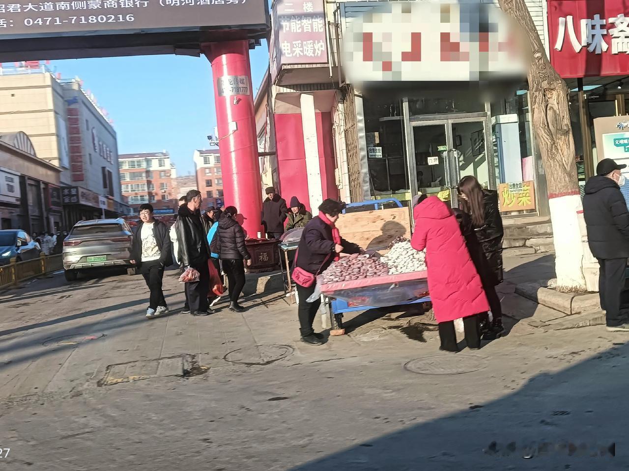 发现了一个奇怪的现象，往年这个时候人们就开始备年货了，满大街都是人
人们忙着买衣