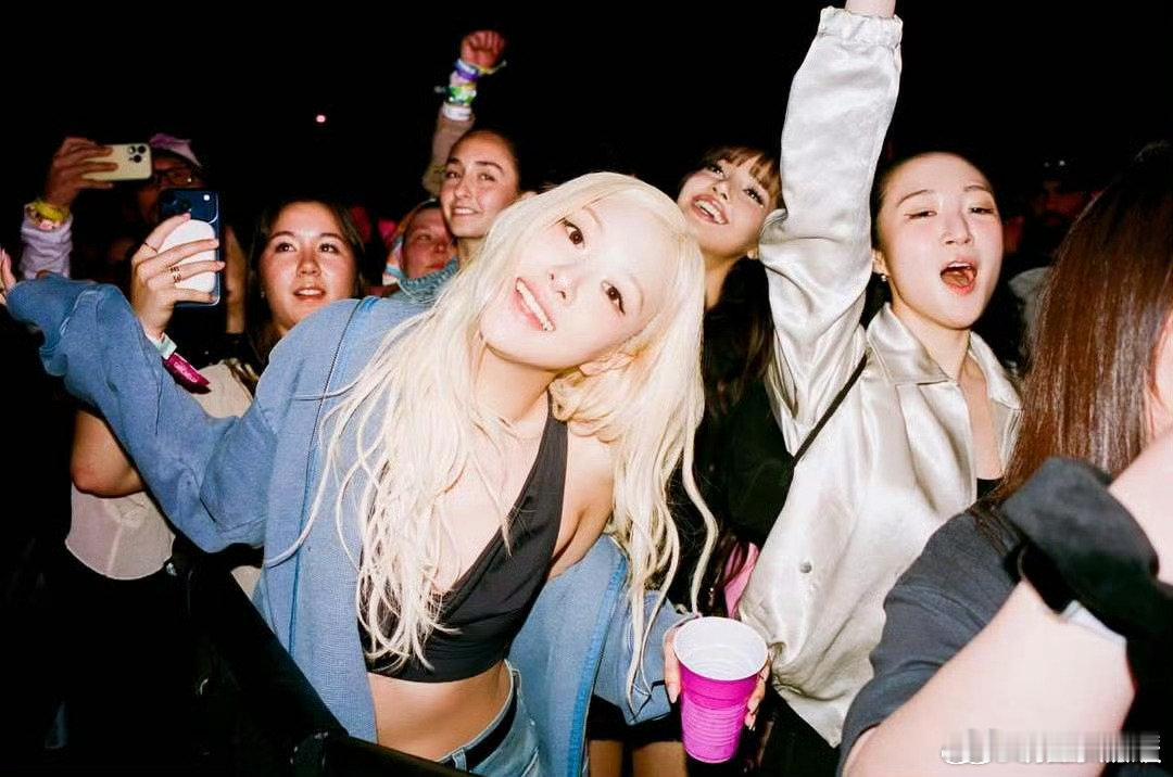 朴彩英晒与Jennie和Lisa合影 朴彩英在IG更新大量美照，金发造型搭配休闲