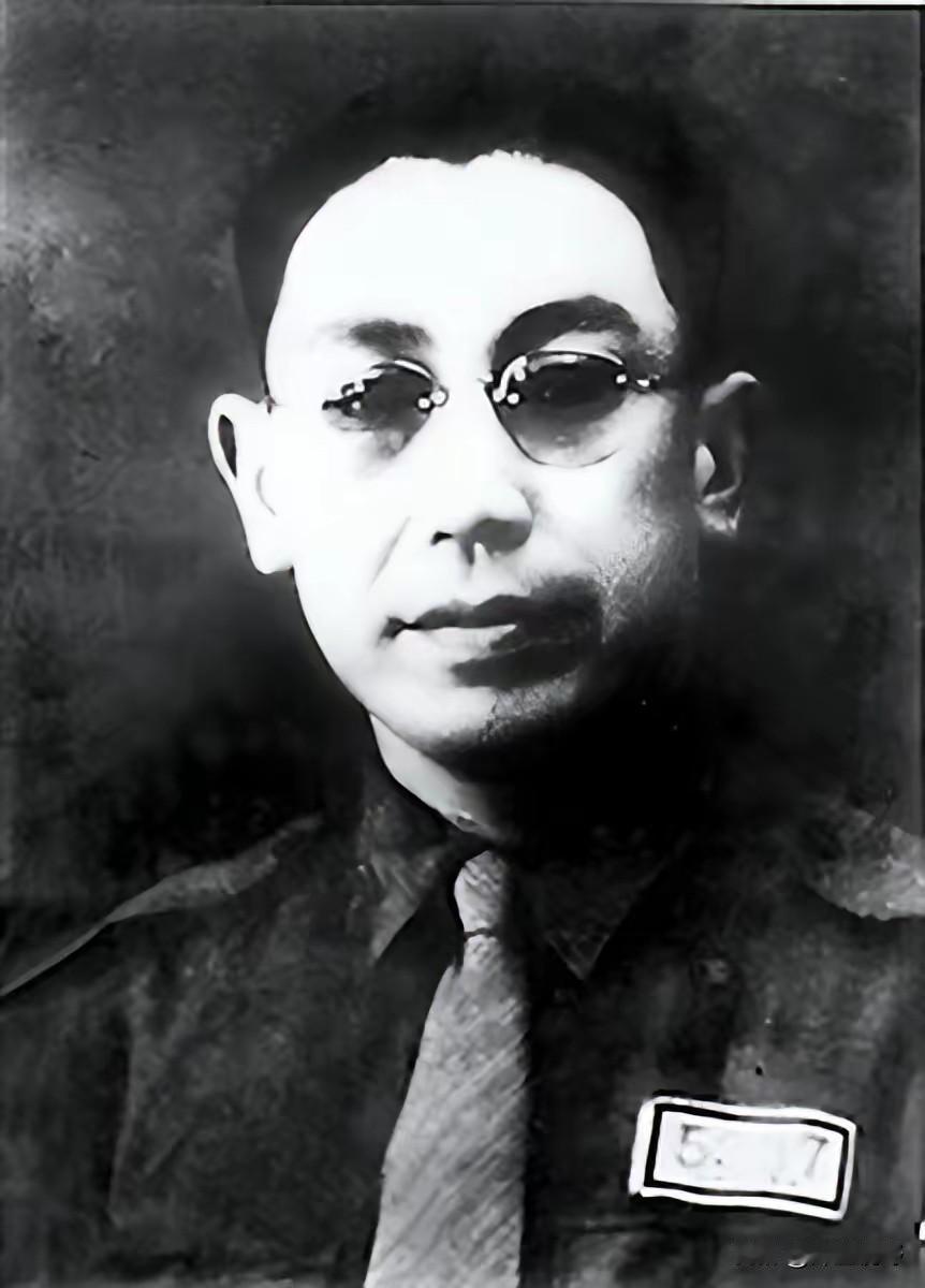 1948年，蒋经国暗访郭汝瑰家，眼前的一幕让他当场愣住：饭桌上，只有两盘素菜，一