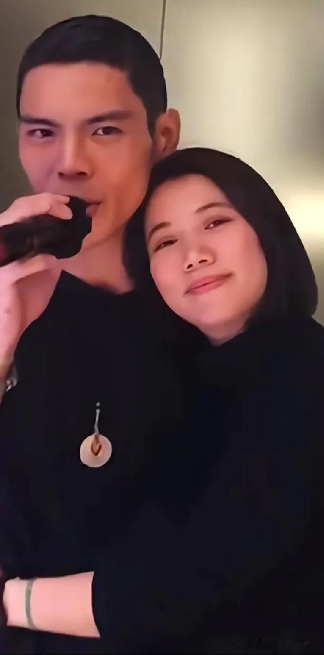 向佐以往的硬汉风格着实很帅，阳刚之气满满，不少人就喜欢这种类型。如今他的风格有了