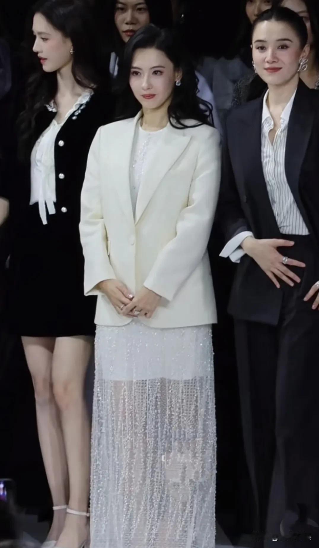 我发现，娱乐圈真会选女明星，个个鼻子都好漂亮，鼻子高挺，颜值就提升一大半了！
4