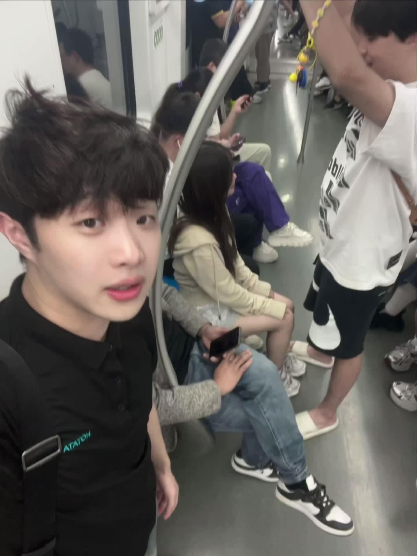 当一堆朋友中 有一对爱亲亲的