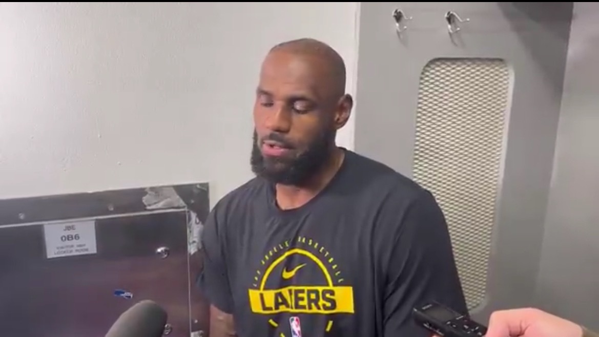 詹姆斯认为，湖人今晚在进攻端的表现已经很出色了，但大家球队必须在防守端做得更好，