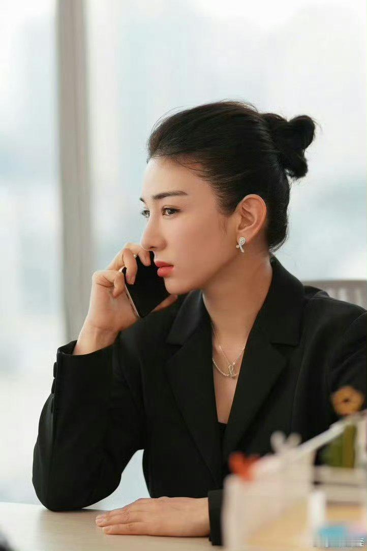 曝黄奕新恋情 这次舆论真的太暖了。从《还珠3》的小燕子到如今独立清醒的姐姐，黄奕