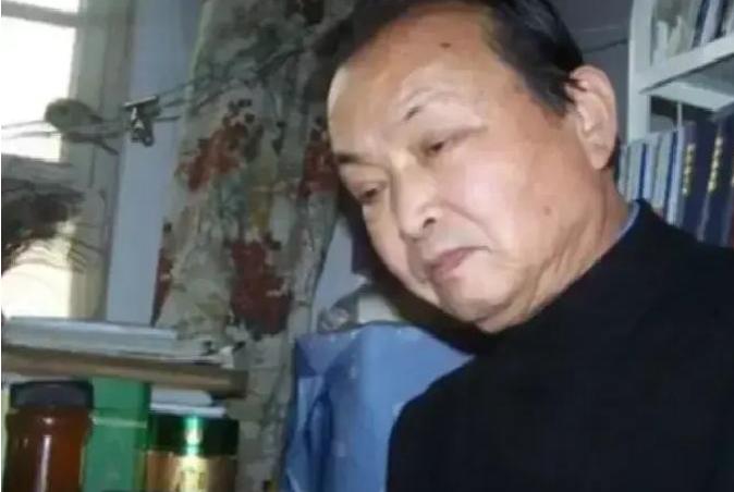 2004年12月，金三角贩毒集团的一名卧底警察在经过海关时突然被拦下。那人低声说