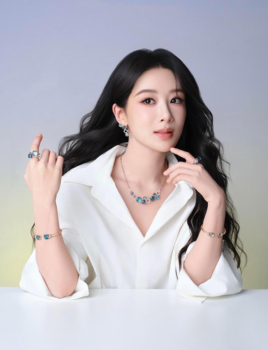 杨紫意式宝石知性妆 