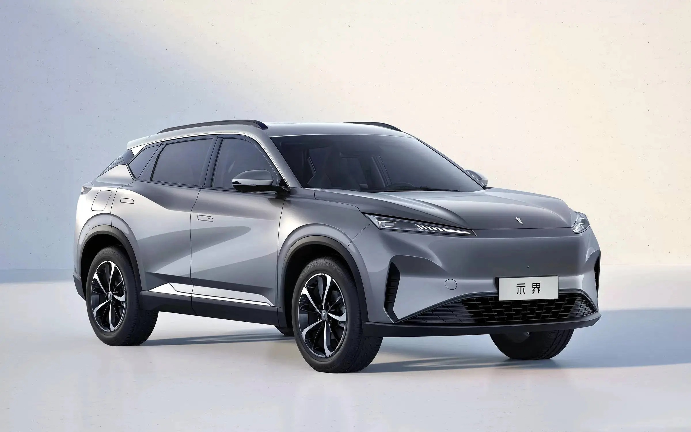 日前，神龙汽车举办品牌发布会，正式推出自主新能源品牌HEDMOS示界，同步发布品