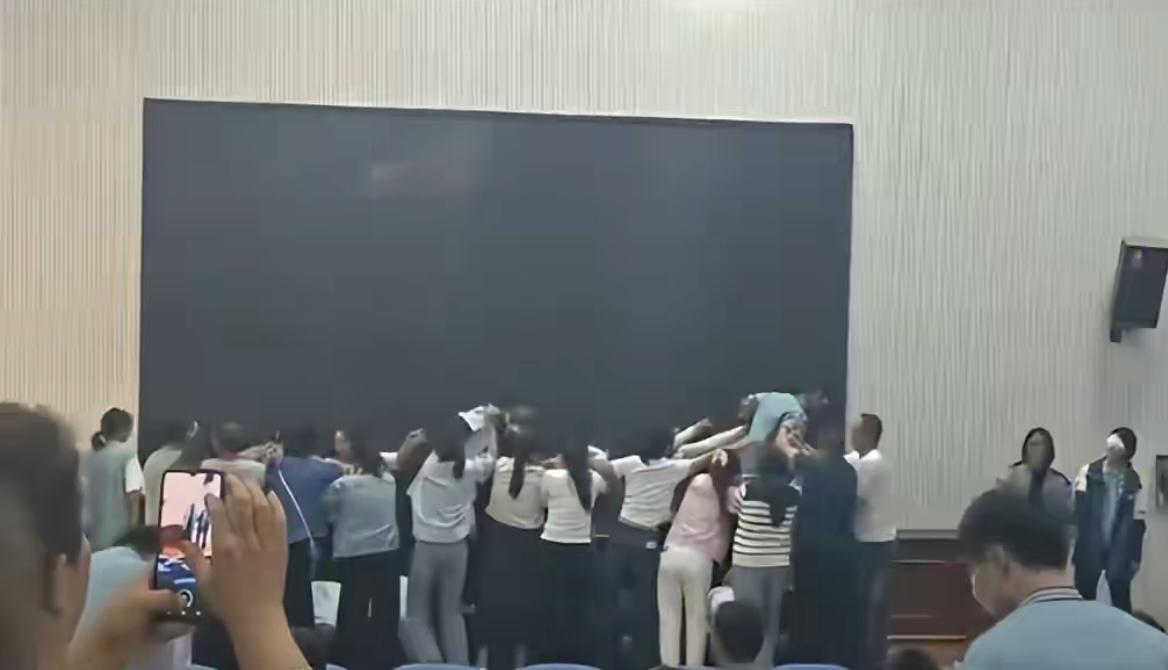 让家长跪地成排，学生蒙眼踩过去，这是什么教育？

这就是河南中牟县某中学的所谓“