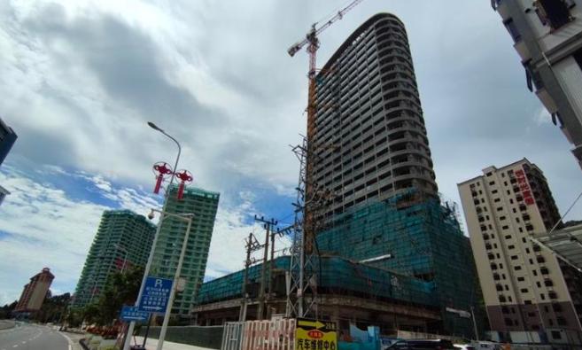 网传惠州楼盘大幅降价，售价与最新备案价对比相当于打了 4.8 折。
据说其备案价
