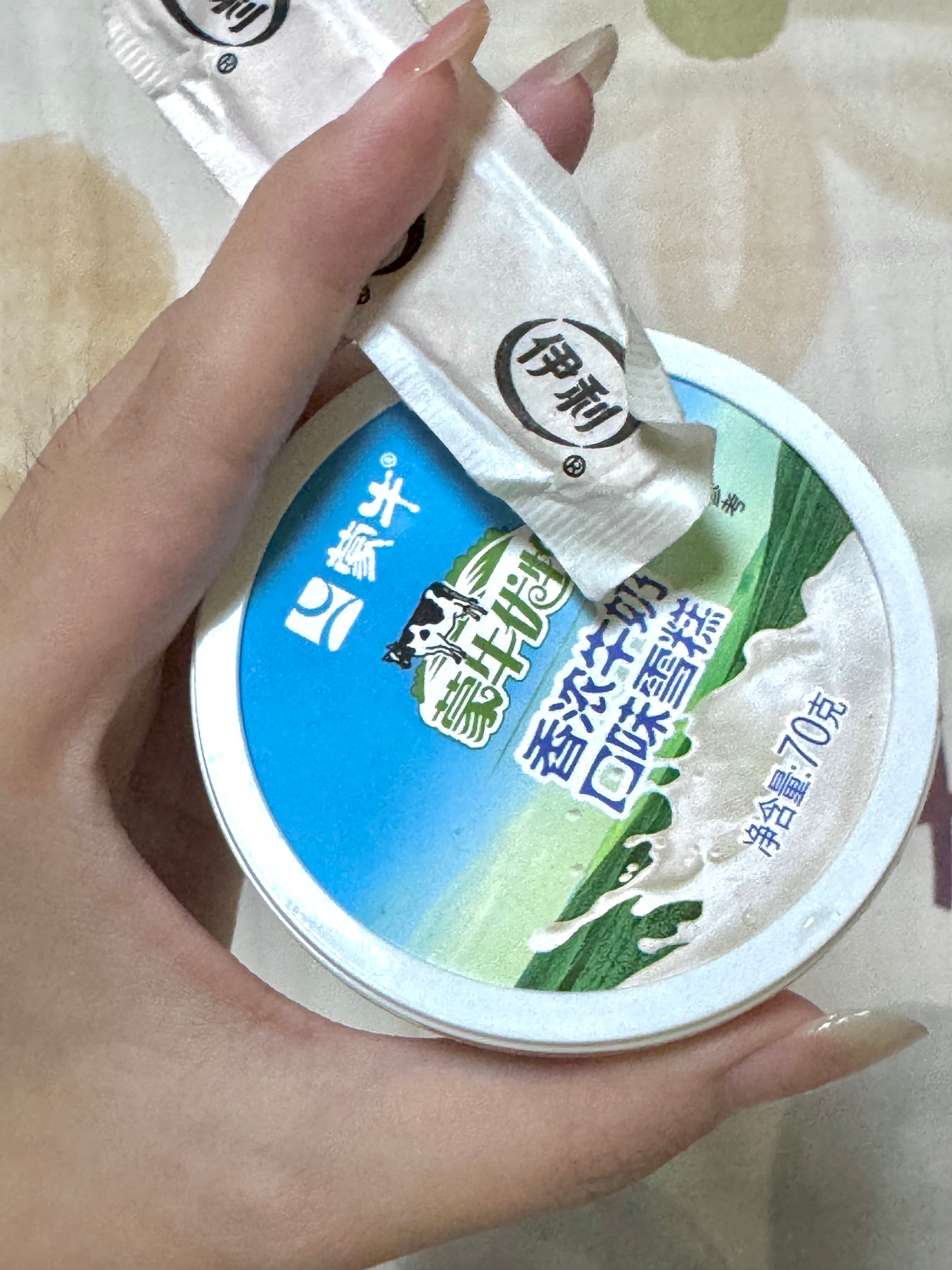 蒙牛的雪糕，伊利的勺子哈哈哈哈哈哈~ 