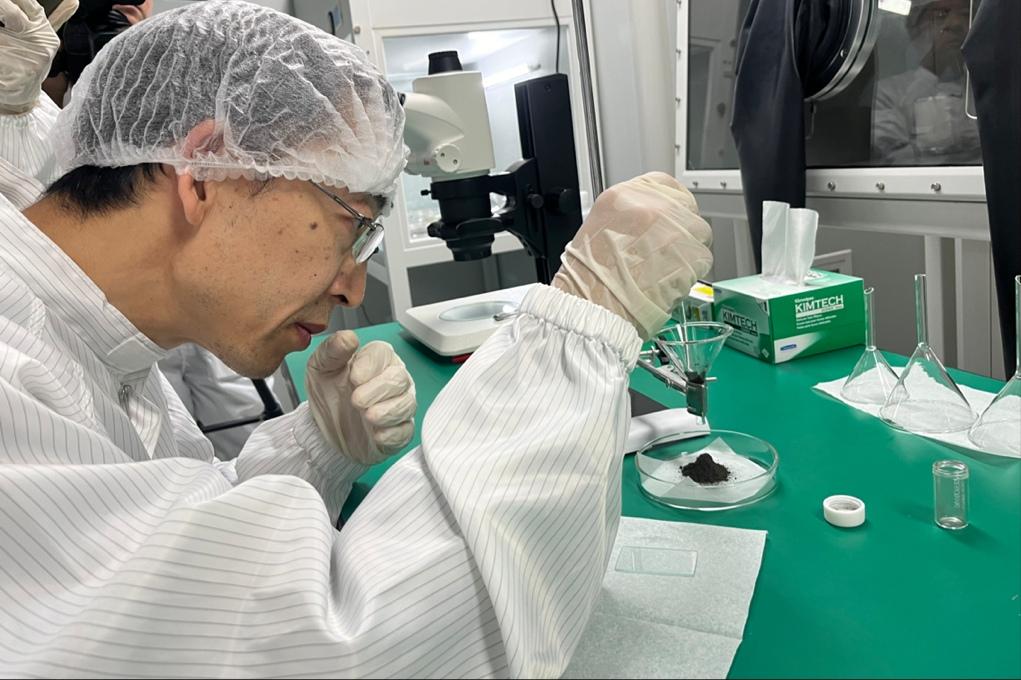 月球背面月壤竟“黏糊糊”？中国科学家解开嫦娥六号带回的宇宙谜题！
 
2024年