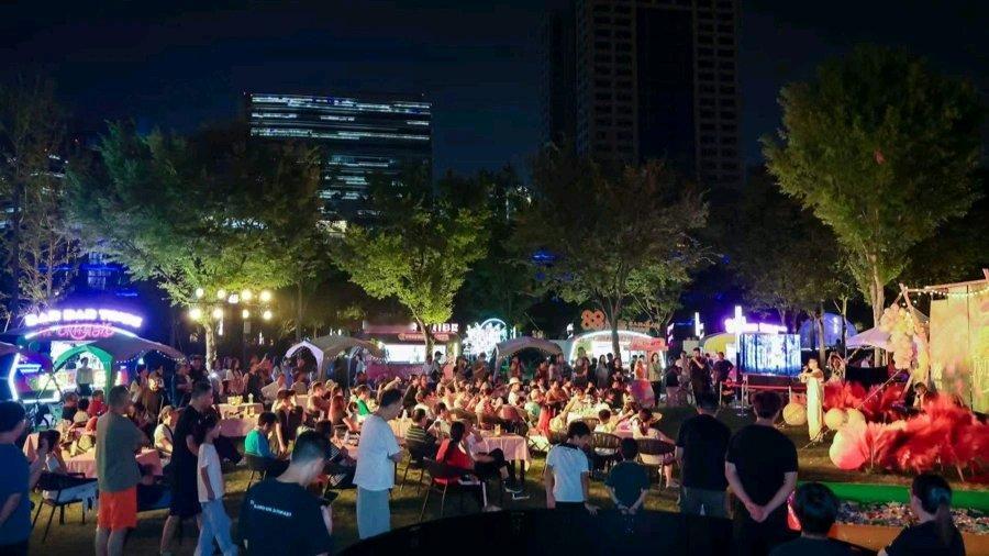 国庆中秋假期普陀区可太火了！客流量直接突破320万人，营业额也跟着蹭蹭往上涨。这