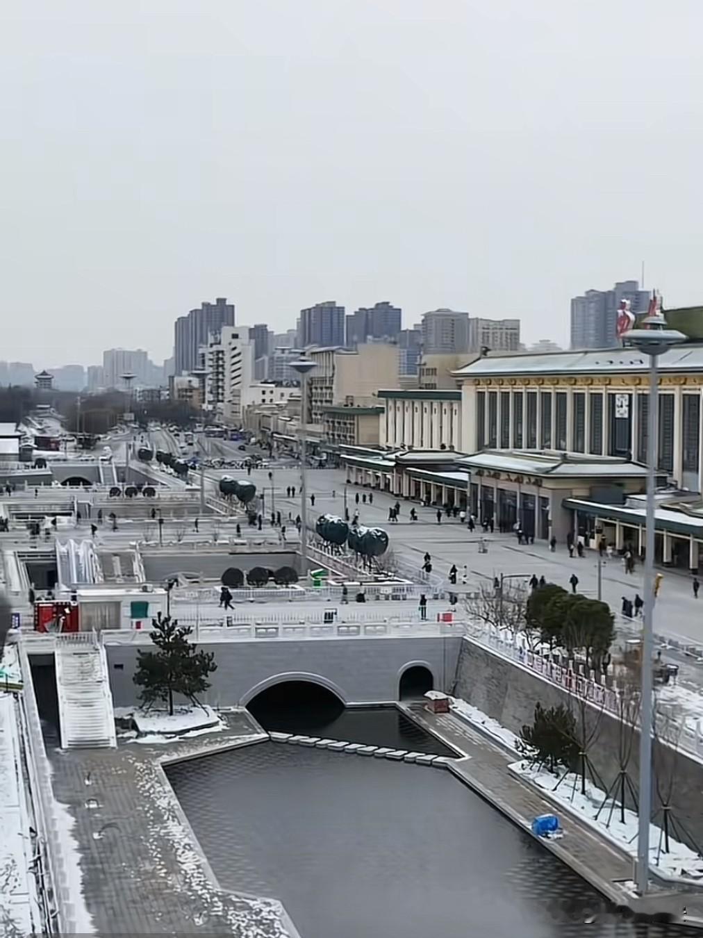 西安火车站南广场护城河正式贯通




 

西安城墙