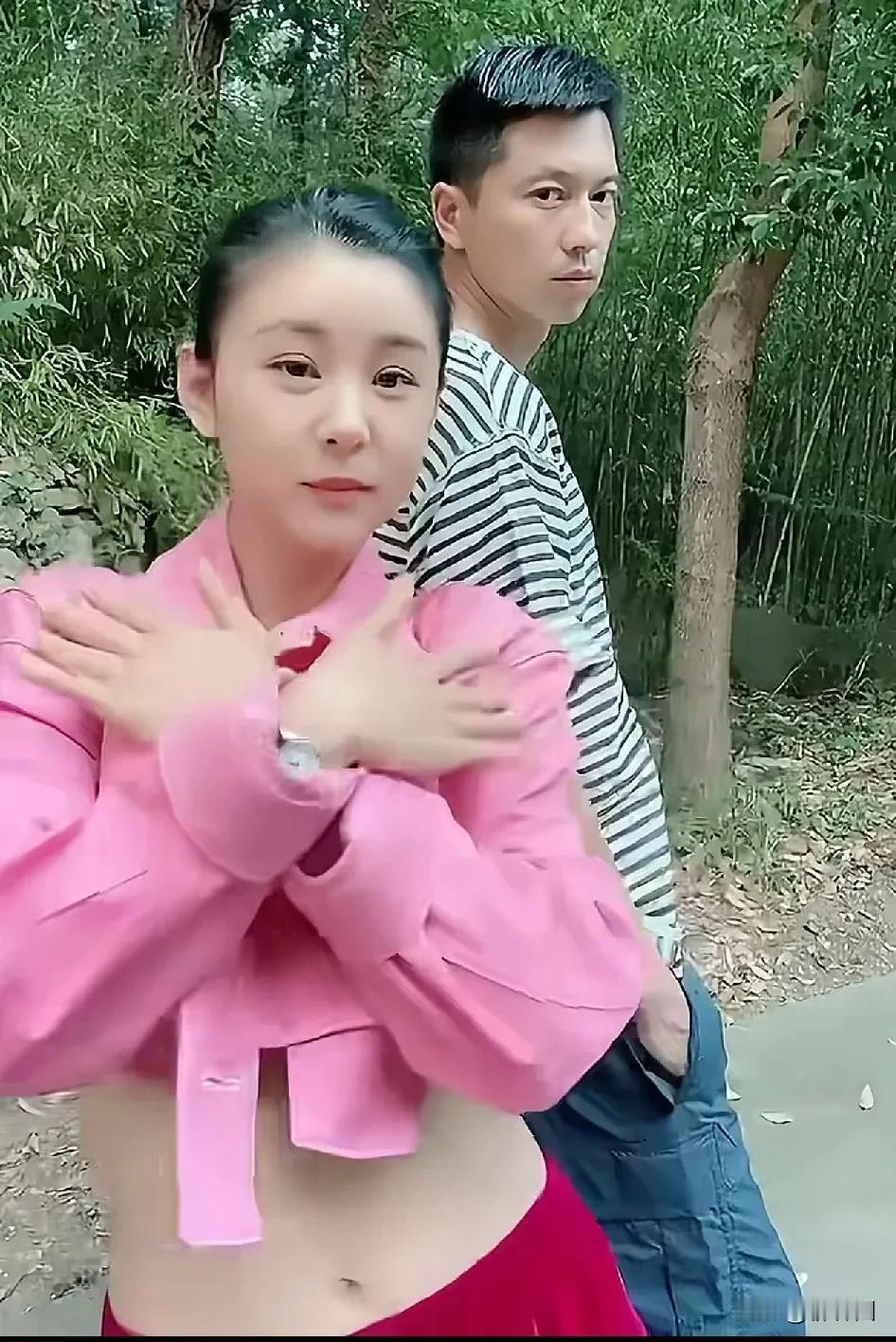 “生了两个孩子”的李小萌，穿露脐装展示零赘肉腹部‌，四肢也十分纤细。可见，产后她