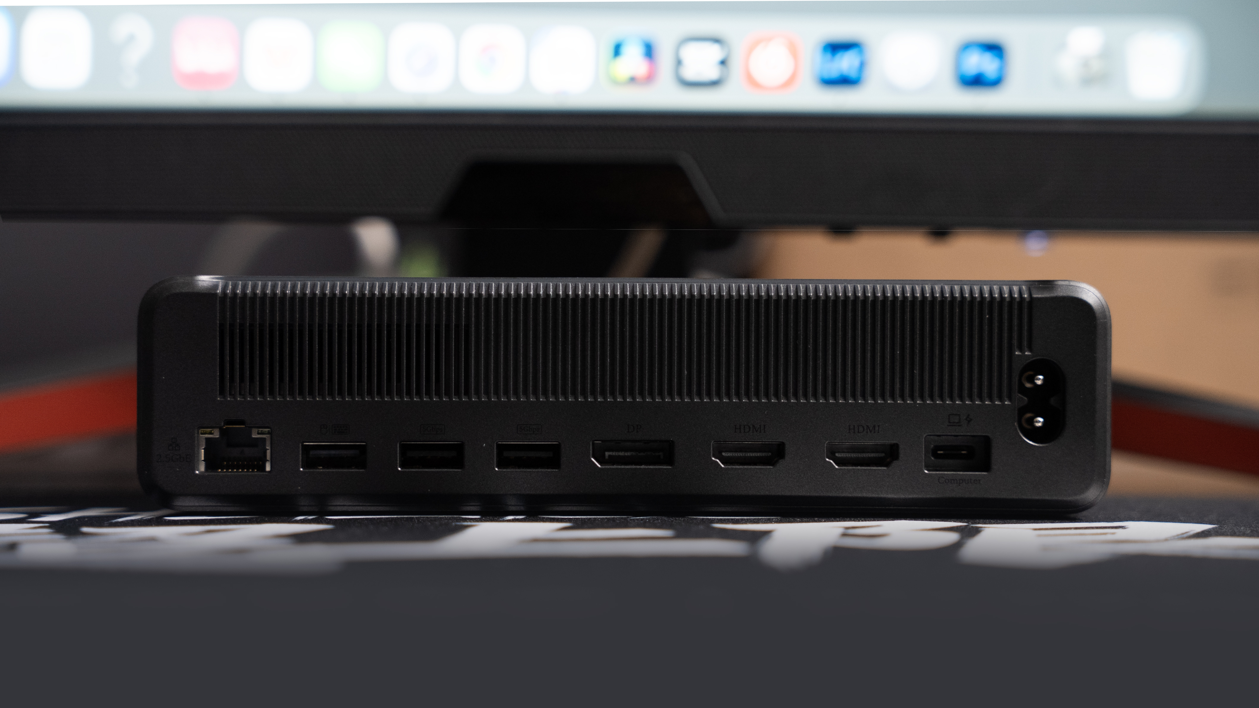 新年伊始，我的桌面上也迎来了一位新伙伴——安克×黑神话联名的心猿桌面拓展坞。当指