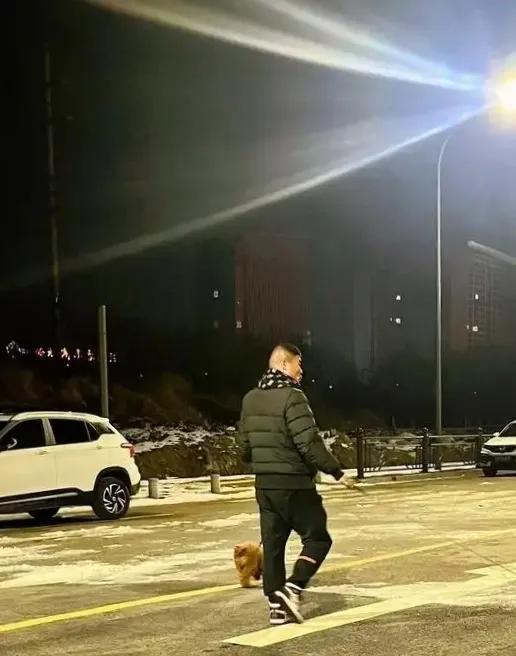 老同学家里养着一只泰迪，每天凌晨五点左右就要准时出去遛狗，而且风雨无阻。我在“微