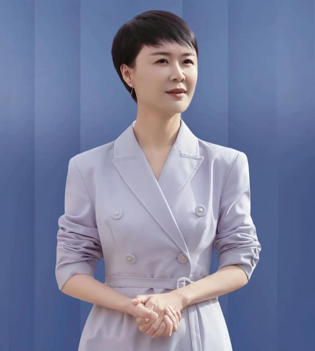 放眼全国，贺娇龙就是一个很普通的上班族，并不是大富大贵的显赫人物。但她坠马受伤的