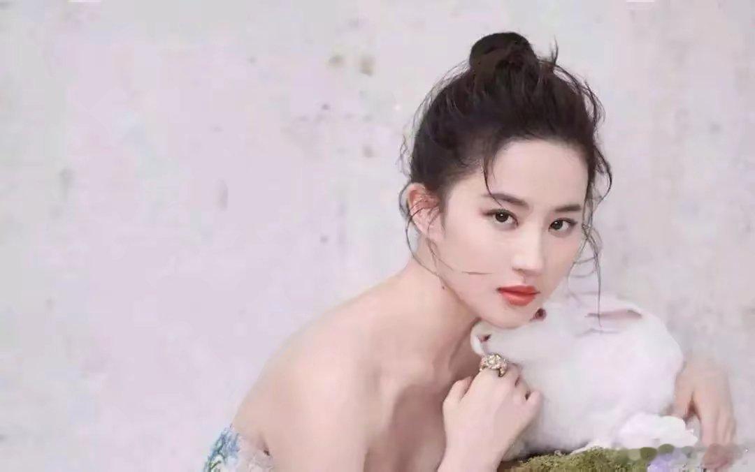 #金鹰奖删除刘亦菲入围资格#近日，刘亦菲入围金鹰奖，很多粉丝都很开心。可是，官方