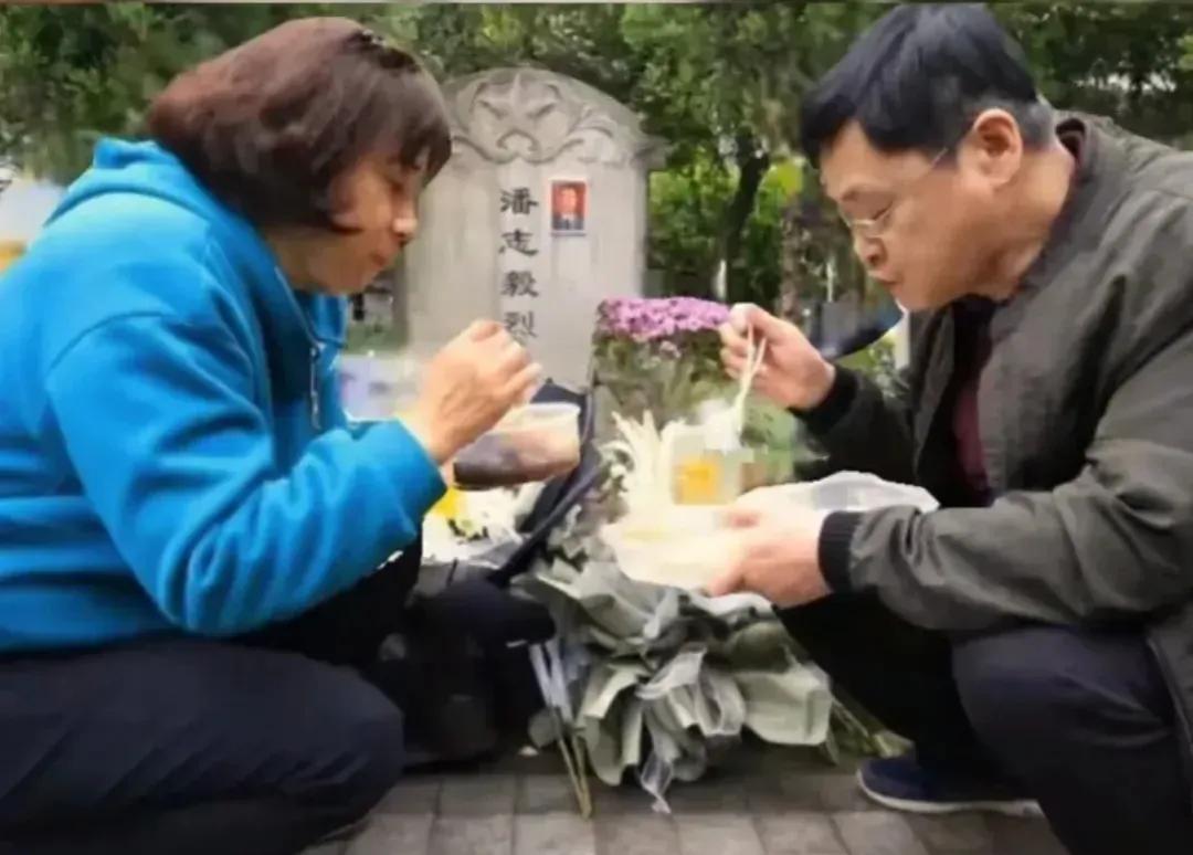 这是一个让人伤感的团圆故事。

因为不想让因公殉职、身为消防英雄的儿子孤单，父母
