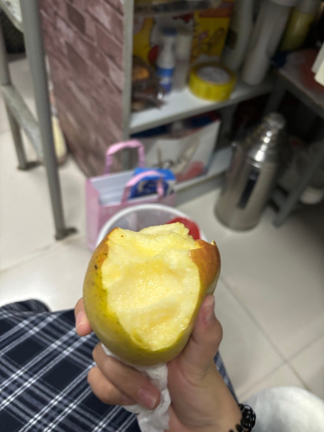 生活手记[超话]   美好的一天从吃一个妈妈寄的苹果开始 