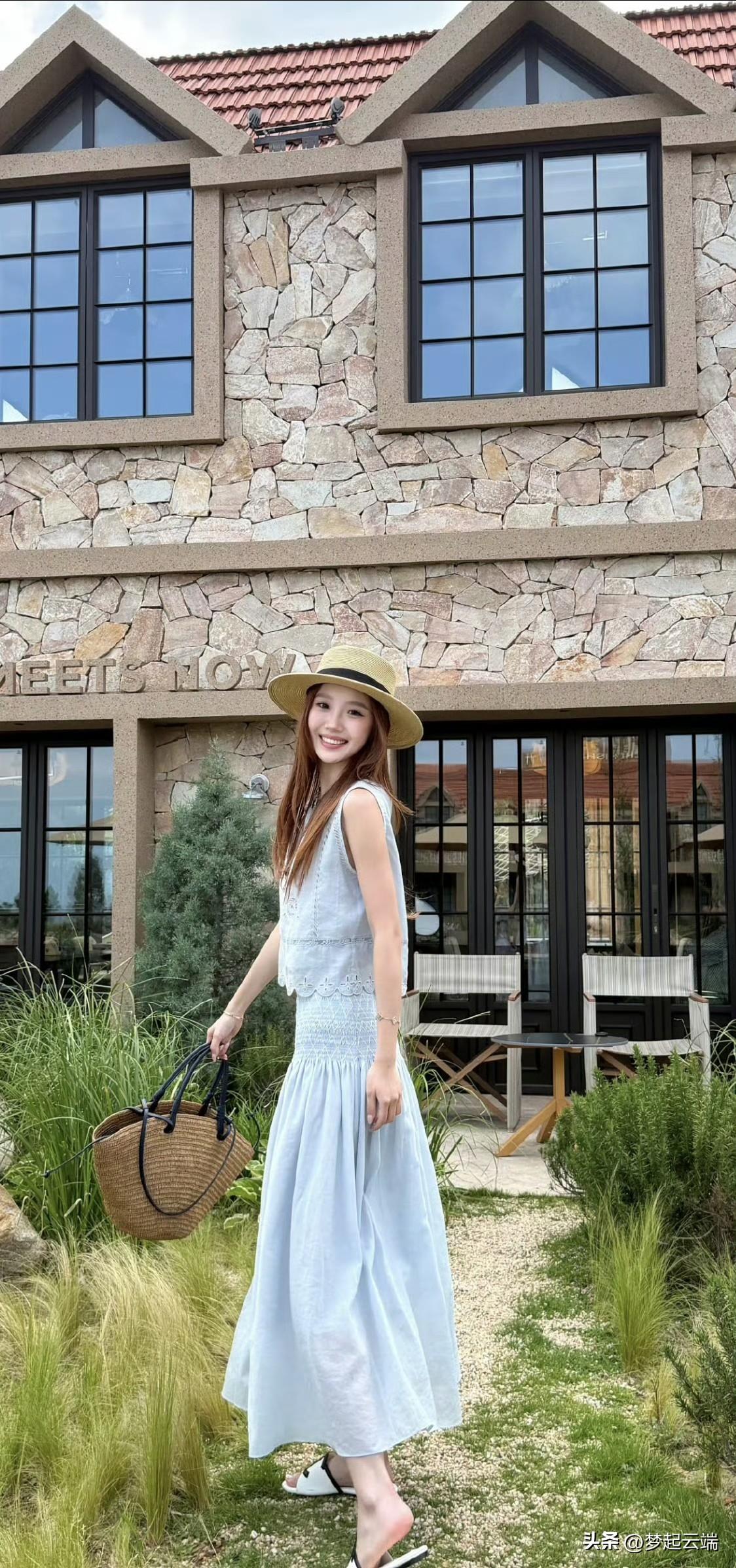 轻盈蓝裙+草帽，轻松惬意！🌞👗👒