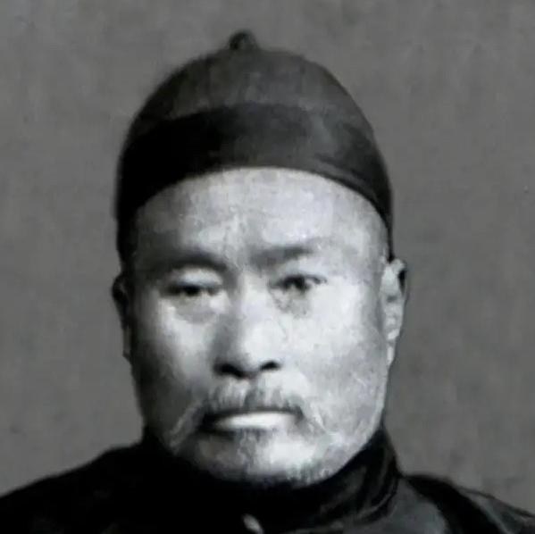 1885年，尚云祥路过京师护城河，见到一名拳师在河边练拳，一时技痒，与对方切磋，