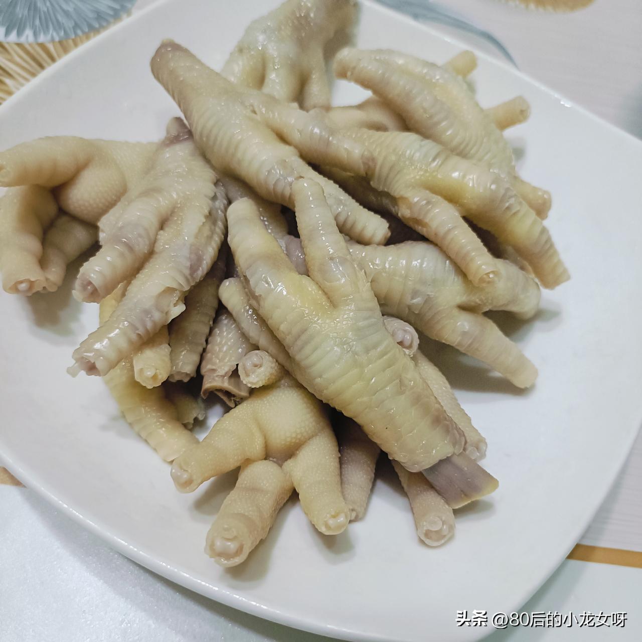 今晚上第一次做虎皮鸡爪，以失败告终，我是这样做的。

把买回来的鸡爪清洗干净，把
