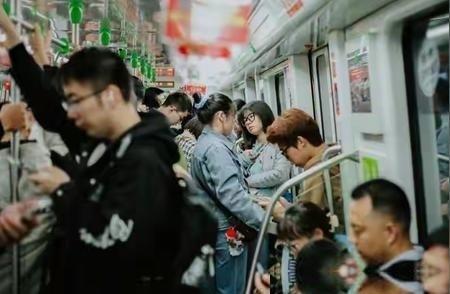 彻底醒悟，A股最大误区：我们一直在给美联储“打工”
股市交易的不是已经发生的事情