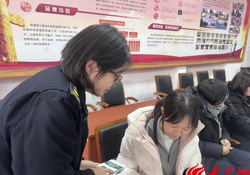 【青岛地铁走进镇江路街道开展地铁乘车安全宣讲活动[心]】近日，青岛地铁运营二中心