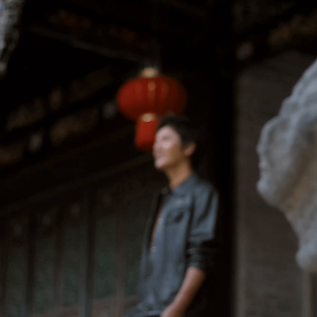 陈坤和无穷小亮的日常 秦岭山野之旅乐趣不断，一行人驻足山石之上聆听讲解，无穷小亮
