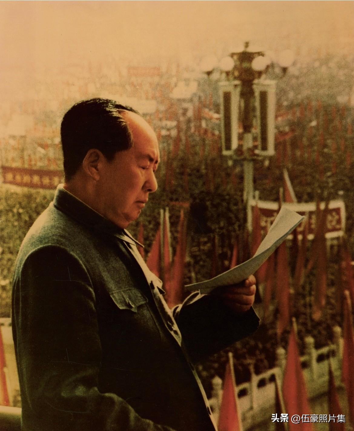 1965年2月10日当天，北京举行了150万人的盛大集会示威，毛泽东、刘少奇、周