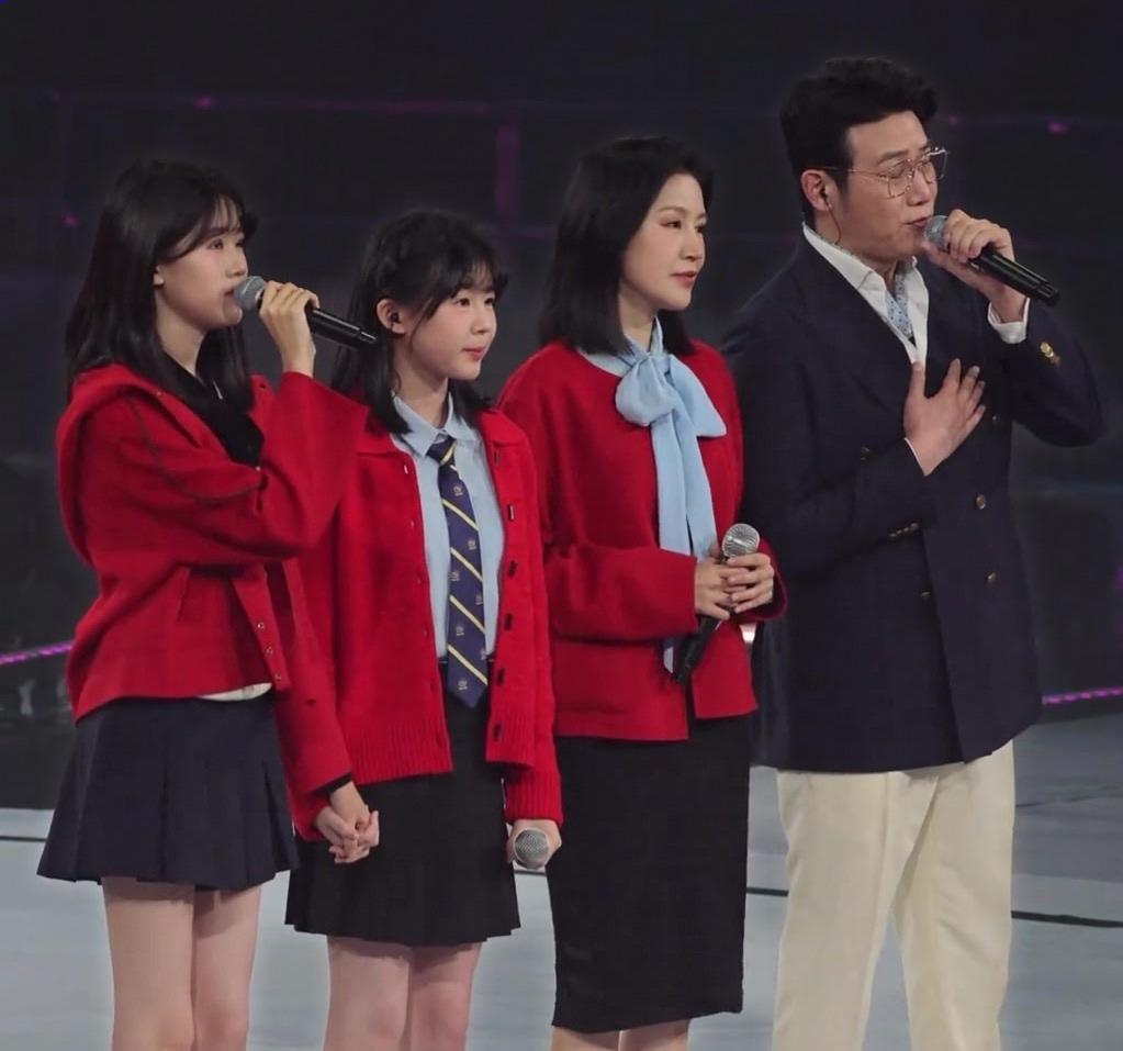 谁的DNA动了！陆毅鲍蕾带着两个女儿唱响《萱草花》，从荧幕角色到生活里的暖心家庭