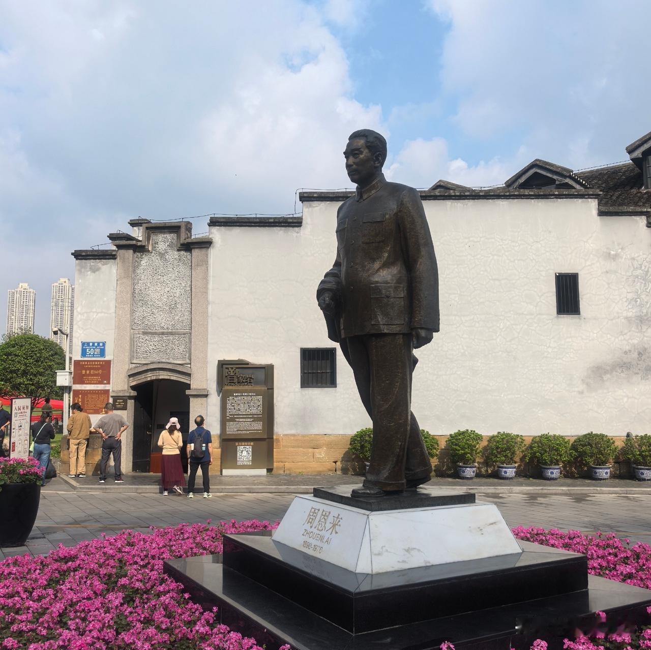 更危险、更残酷的隐蔽战线就不是革命？
曾家岩50号是抗战时期中共中央南方局设在重