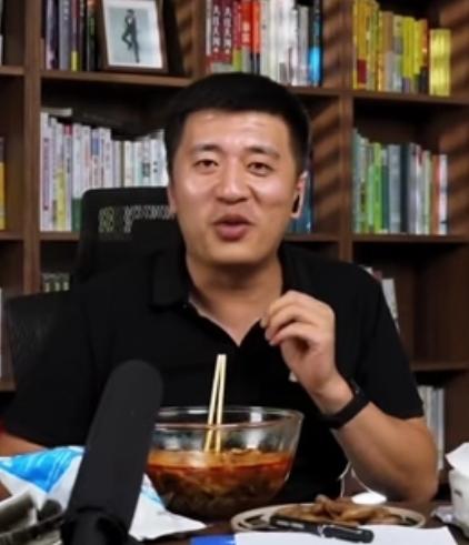 我深深记得张雪峰老师说的一句话，他说：让没出过社会的孩子，用三天选一所一无所知的