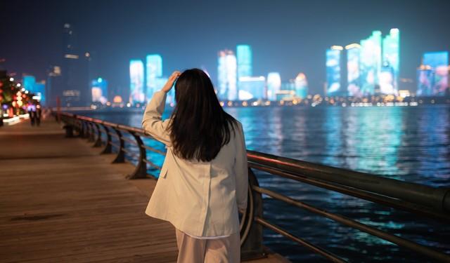 《终归客》
​
音符弹落醉清风，
​
我来你去始终空。
​
若问何时休旅行，
​