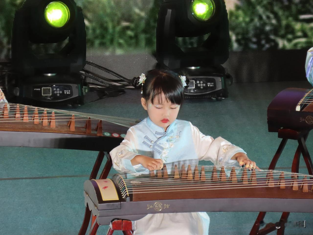 小小音乐家演奏古筝，舞台灯光闪耀！🌟✨
2024年鄞州区“”文艺赋美”主题展演