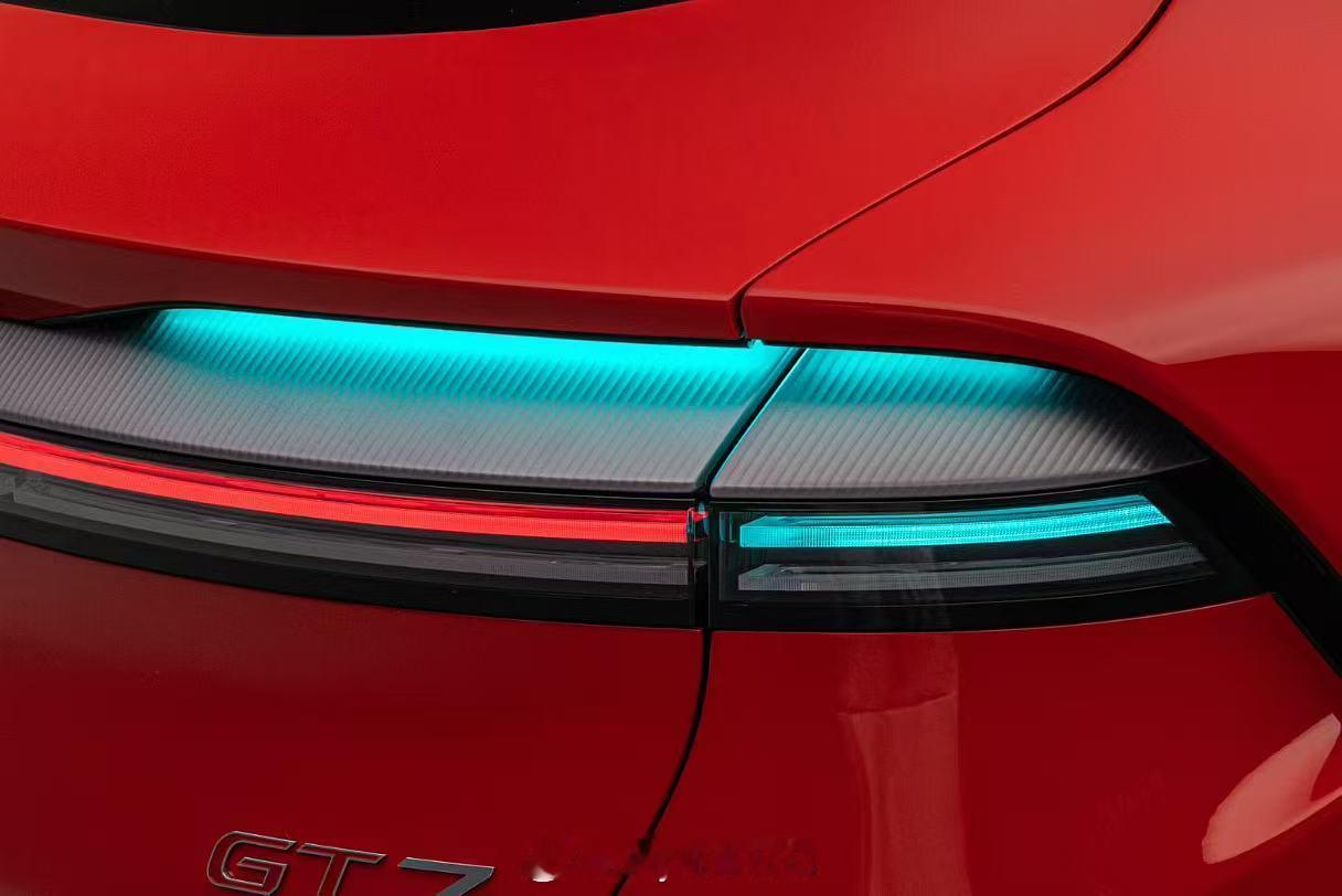 我最喜欢的就是尾部设计，特别是这个漫反射灯带，居然还融入了小蓝灯！超有科技感！启