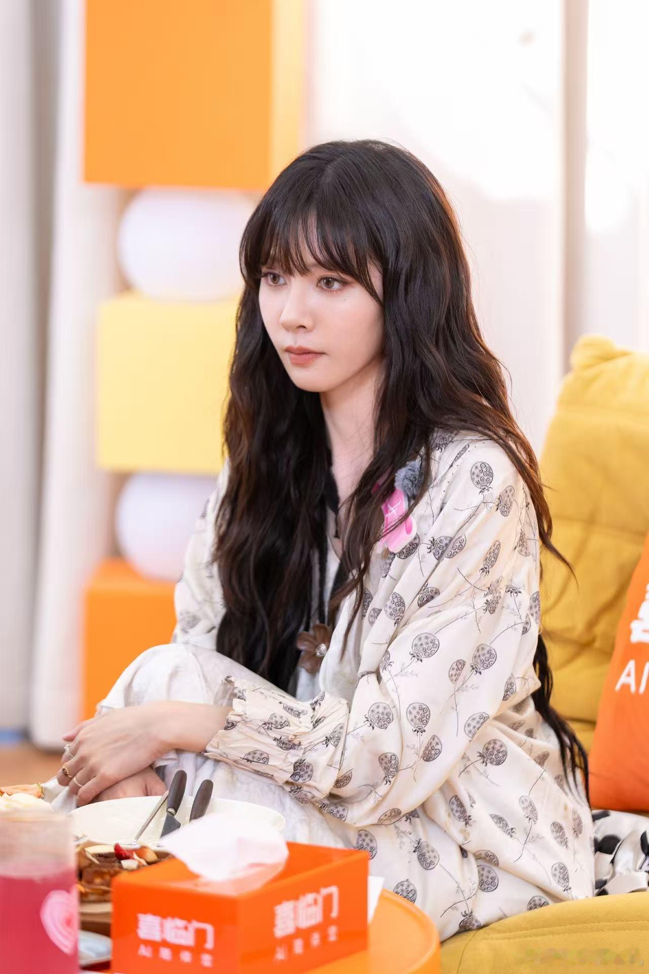 徐志胜贴脸开大宋妍霏臭脸徐志胜随地大小演，宋妍霏随时大小笑！这波即兴互动比剧本好