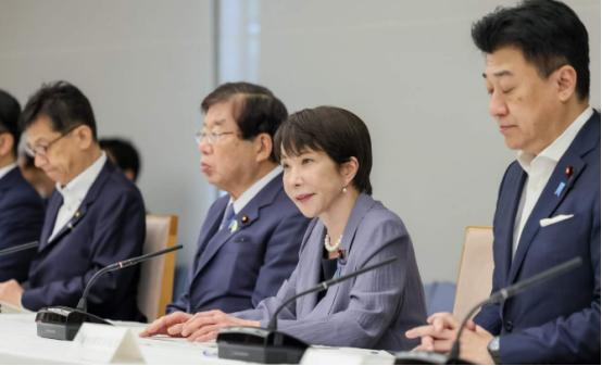 南海吵过，台海怼过，历史问题上更是各说各话——可当日本真正遇到难处时，喊破嗓子找