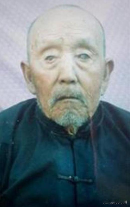 1938年，一名地下交通员在传递鸡毛信途中不幸被鬼子抓住，满心绝望之际，一个裹着