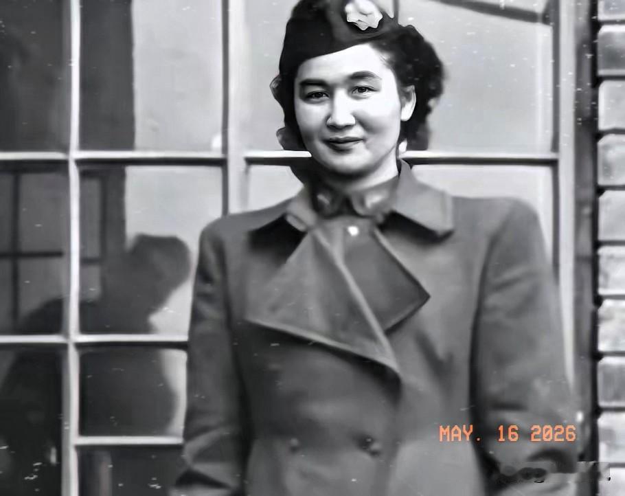 1940 年，地下党康乃尔正在茶楼玩牌，一军统美女突然拍了了拍他的肩膀，使了个眼